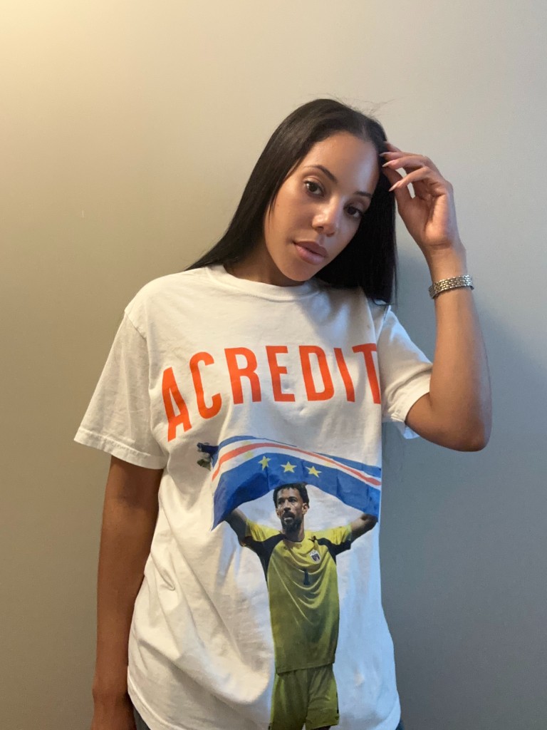 Person wearing the Acredita shirt with orange lettering