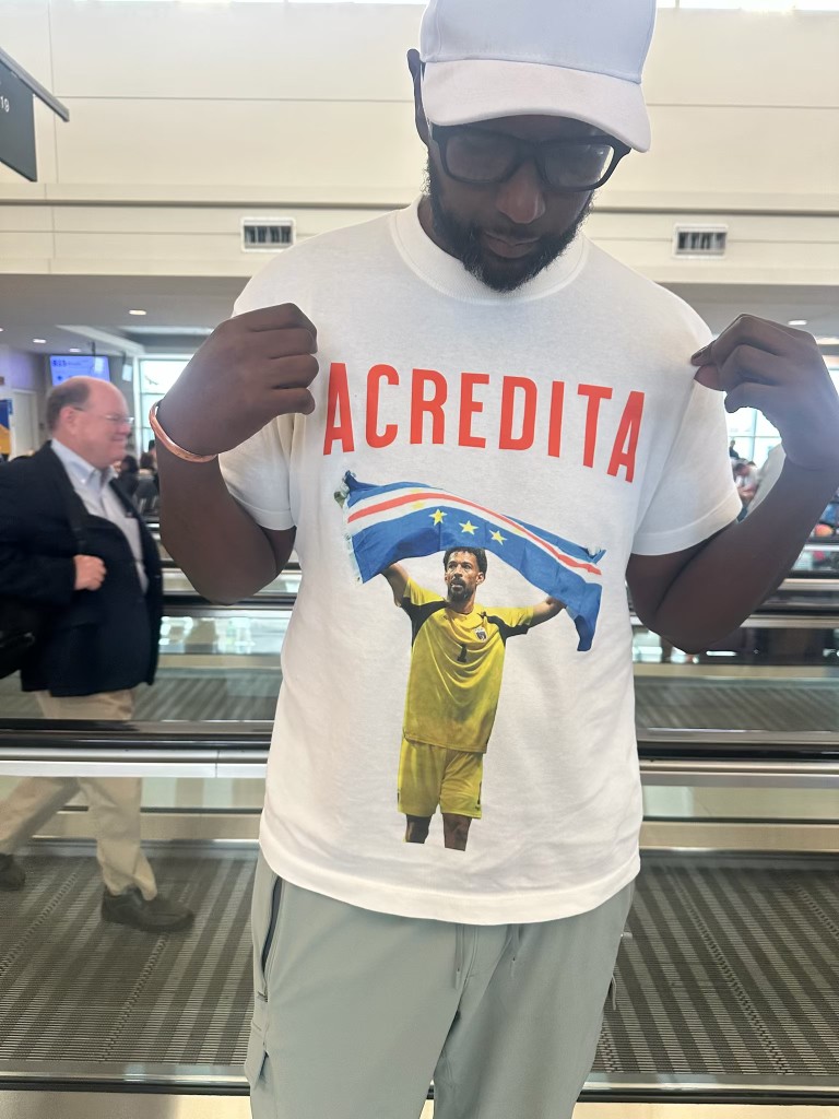 Person wearing the Acredita shirt at the airport